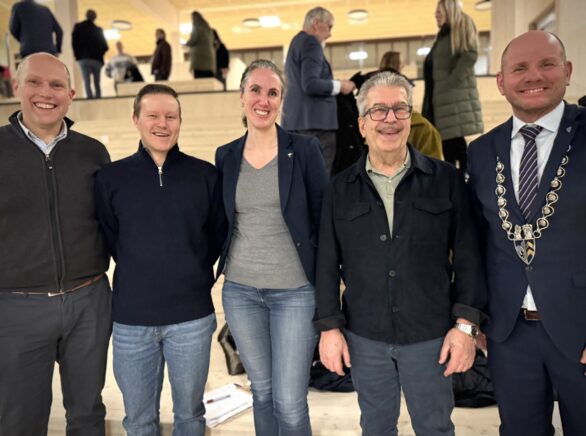 Bildet viser Ordfører Reidar Kaabbel med nøkkelpersoner fra A.L Høyer