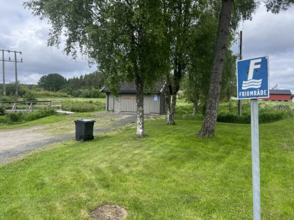 Bilde av Engsand med skilt som viser at dette er et friområde