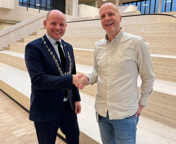 På bildet ser vi Ordfører Reidar Kaabbel og rektor Jørgen Smørdal.