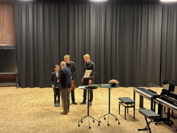 Kommunedirektøren takker elevene fra kulturskolen for flotte innslag