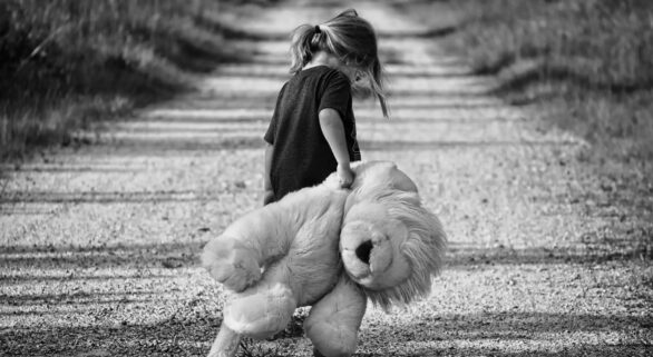 Liten pike med bamse