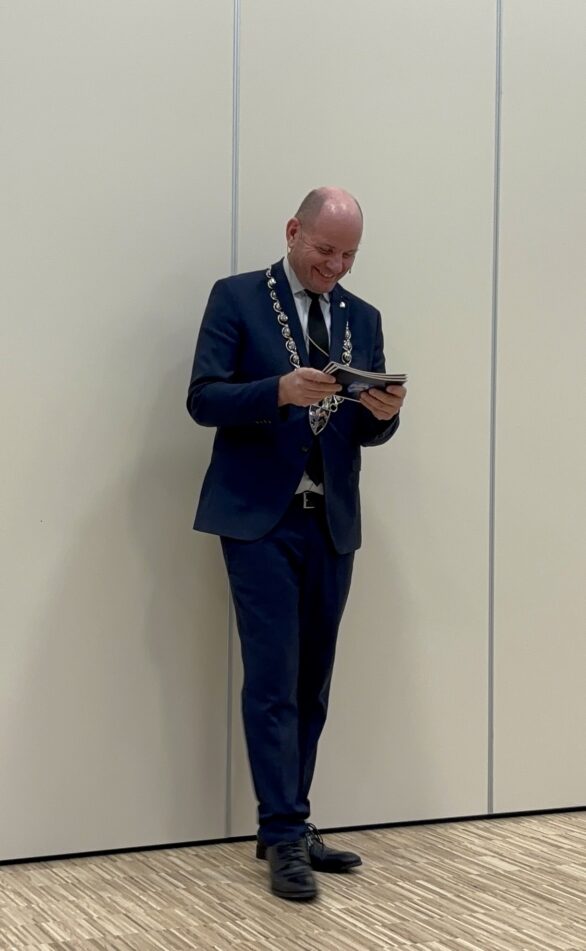 Bildet viser en stolt Ordfører Reidar Kaabbel.