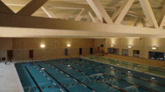 Bilde av svømmehallen mot inngangsparti og med dører mot garderobe
