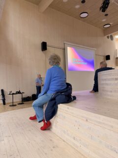 Bildet viser engasjerte lyttere til beredskapsforedraget