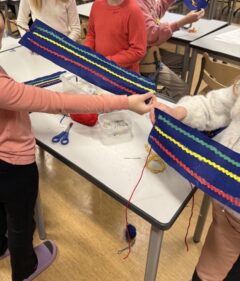 Elever som viser frem samisk magebelte