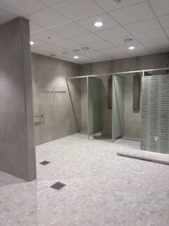 Svømmehall Våler ungdomsskole, bilde viser en liten del av dusjanlegget.